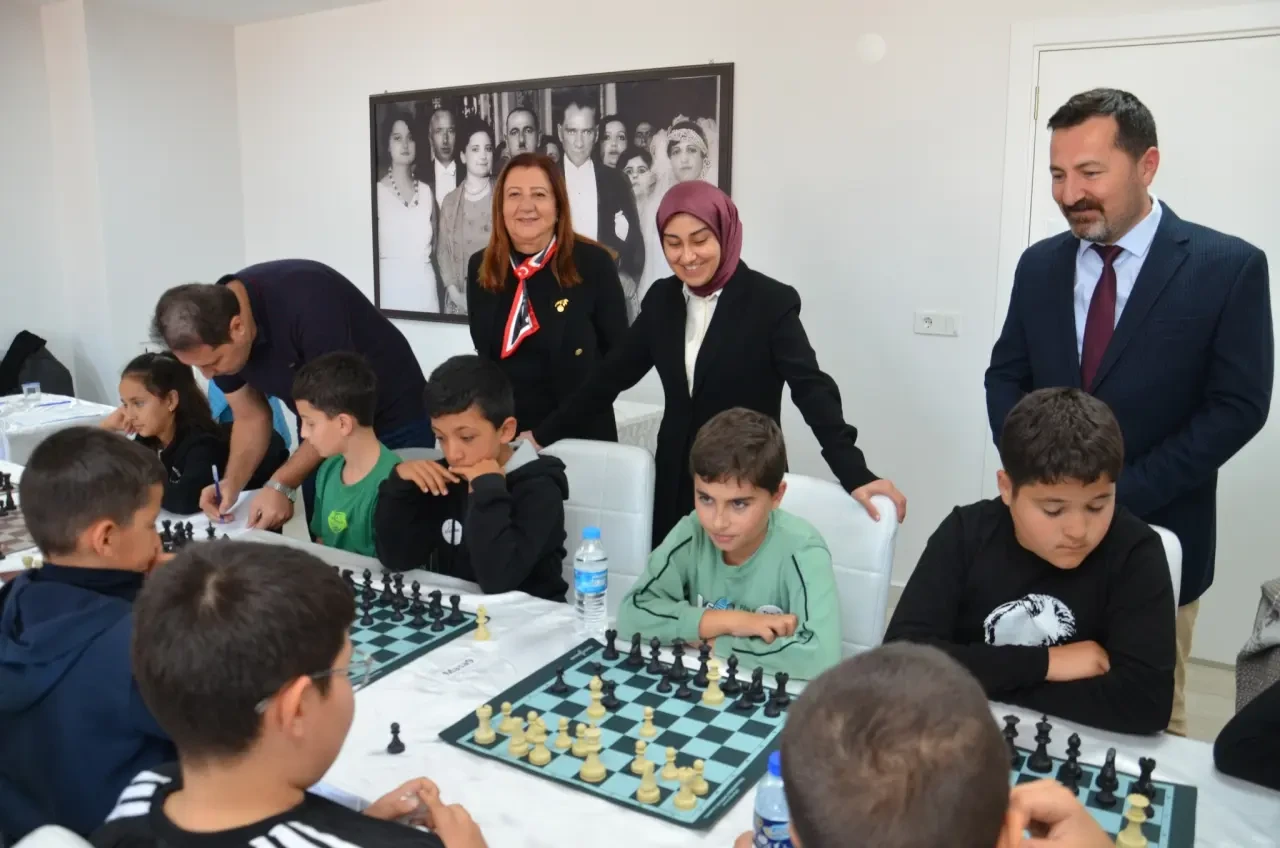 Gümüşhacıköy’de Atatürk’e Saygı Satranç Turnuvası Düzenlendi 2