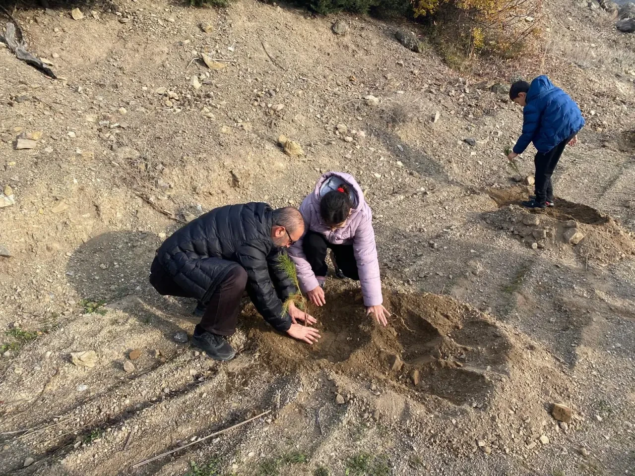 Emel Öğretmen İçin Fidanlar Toprakla Buluştu 3