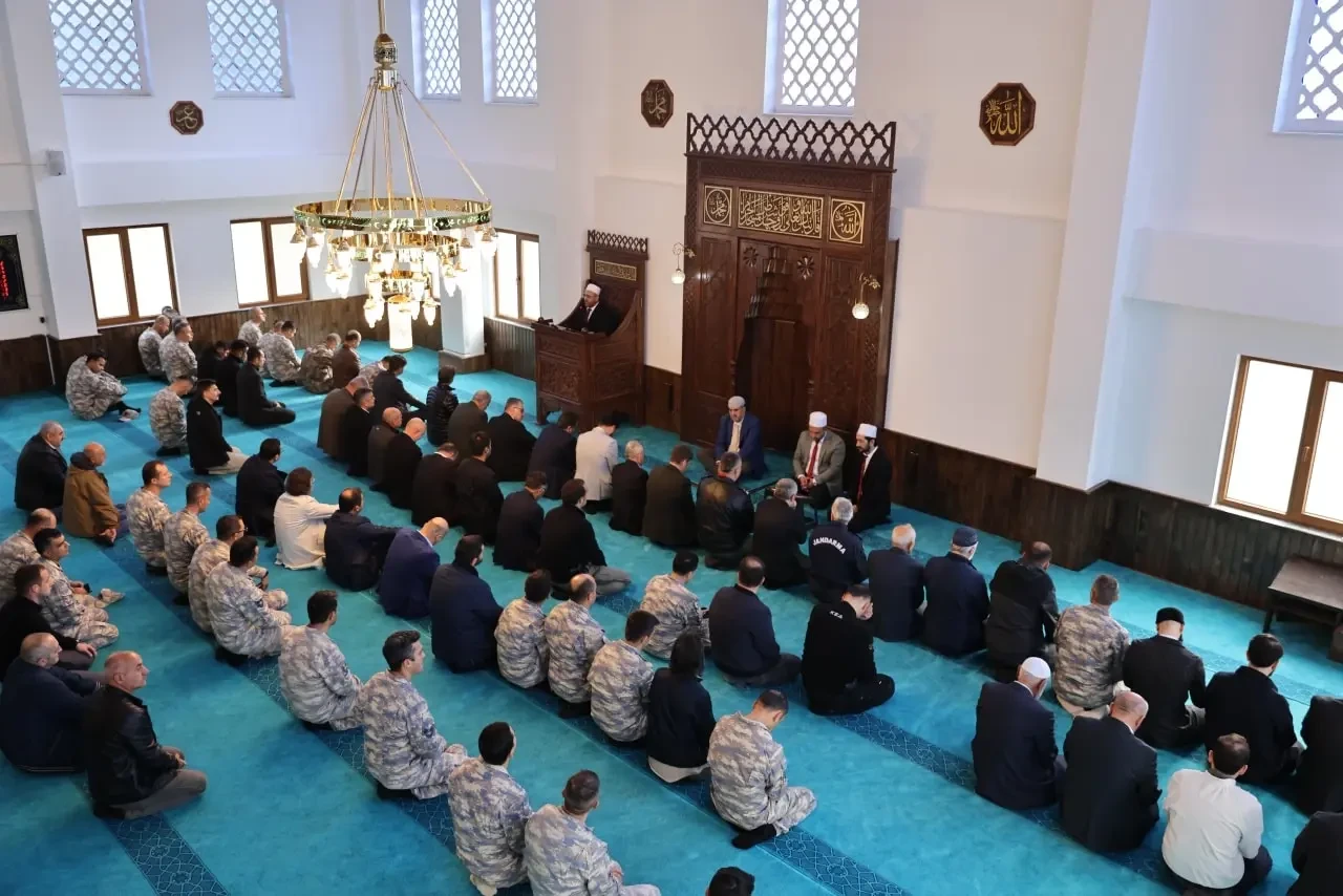 Merzifon’da Mehmetçik Camii'nde İlk İbadet Günü 5