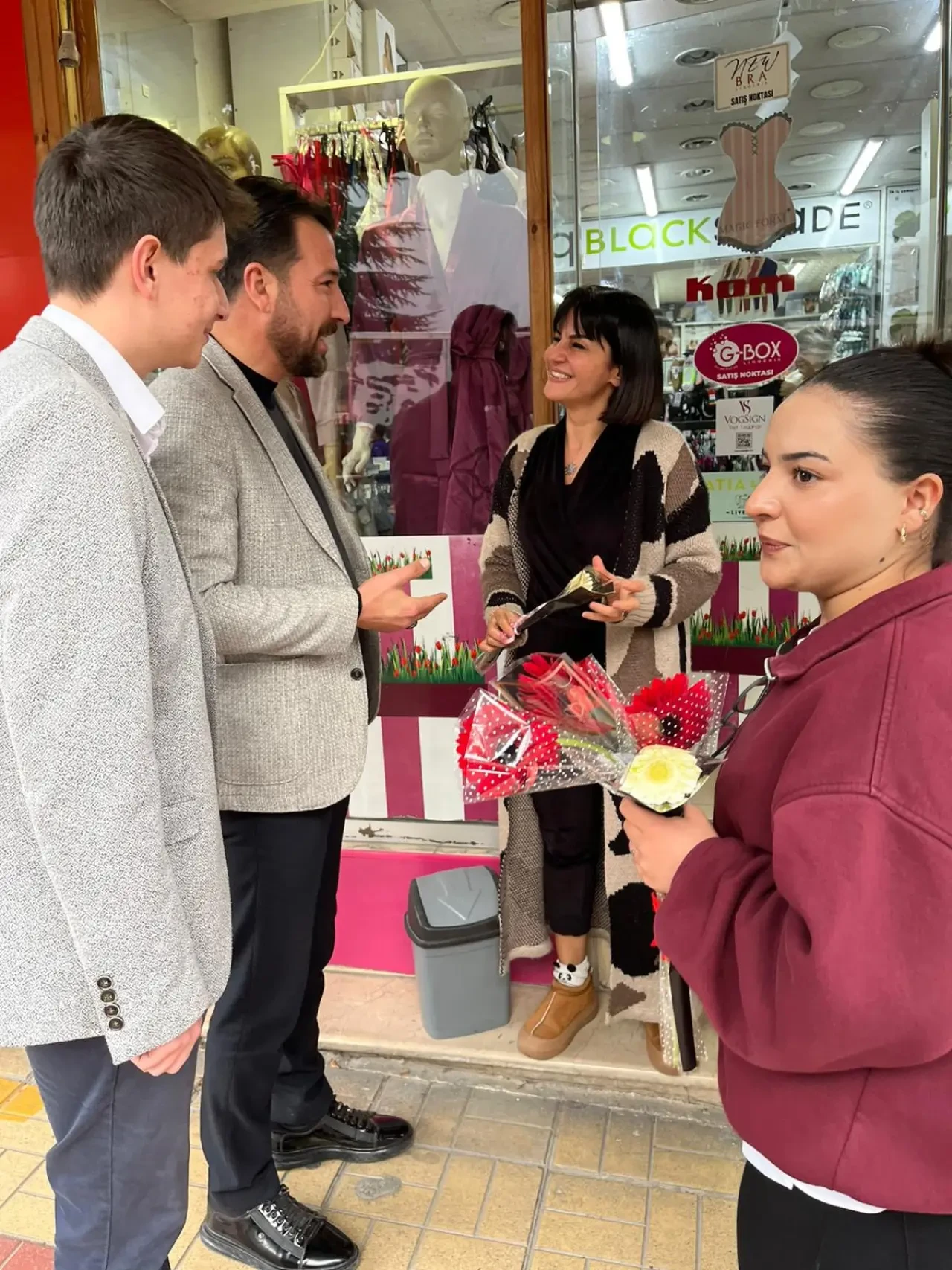 Merzifon AK Parti'den Esnafa Çiçekli Sürpriz 1