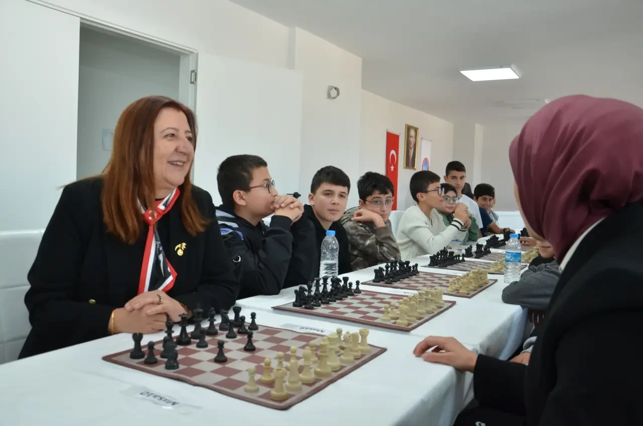 Gümüşhacıköy’de Atatürk’e Saygı Satranç Turnuvası Düzenlendi 1