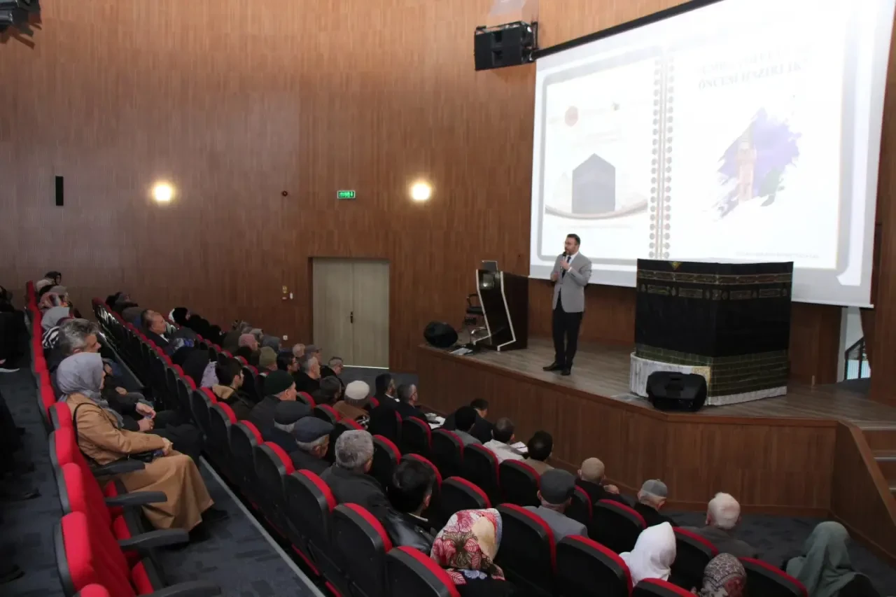 Amasya’da Umre Yolcularına Bilgilendirme Semineri Düzenlendi 3