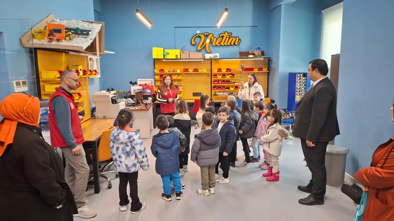 Minik Öğrenciler Renkli Bir Gün Geçirdi 6