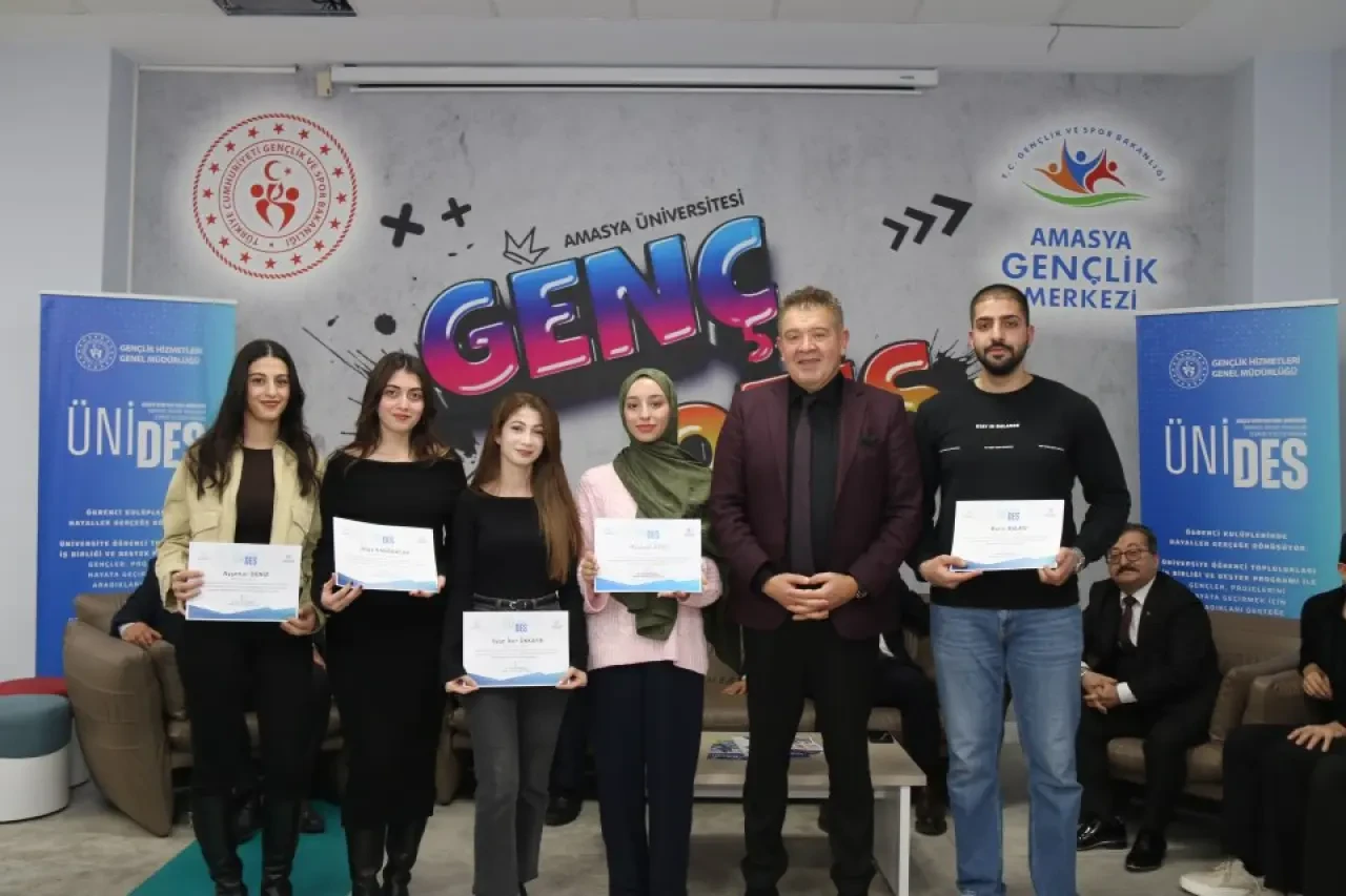 ÜNİDES’te Başarı Taçlandı: Gençlere Sertifika Töreni 9