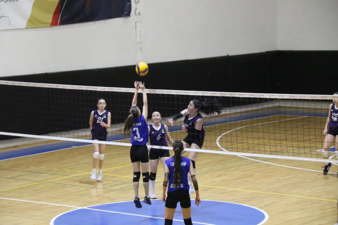 Amasya’da Yıldız Kızlar Voleybol İl Birinciliği 3