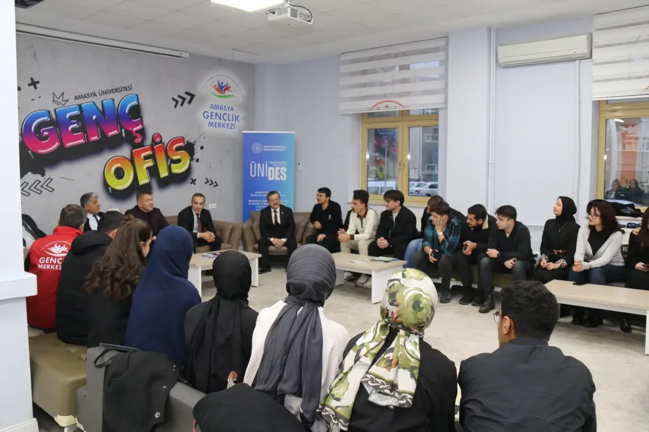 ÜNİDES’te Başarı Taçlandı: Gençlere Sertifika Töreni 1