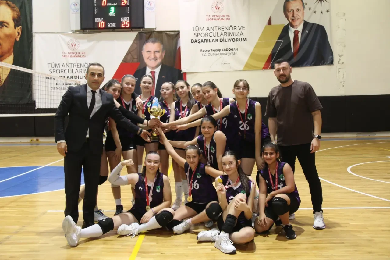 Amasya’da Yıldız Kızlar Voleybol İl Birinciliği 9