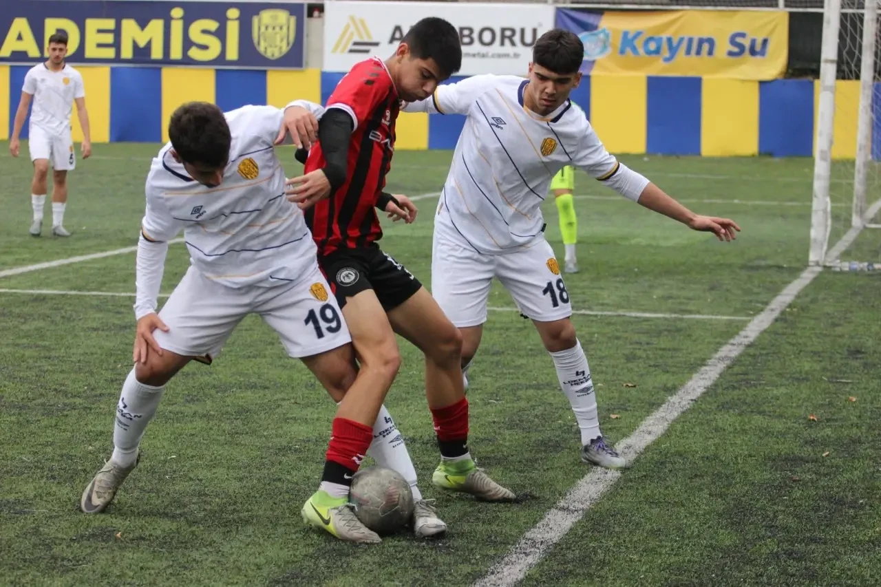 Arca Çorum FK’nın Genç Transferi Deniz Doruk Demirci’den Çifte Hedef: Tıp ve Futbol 4