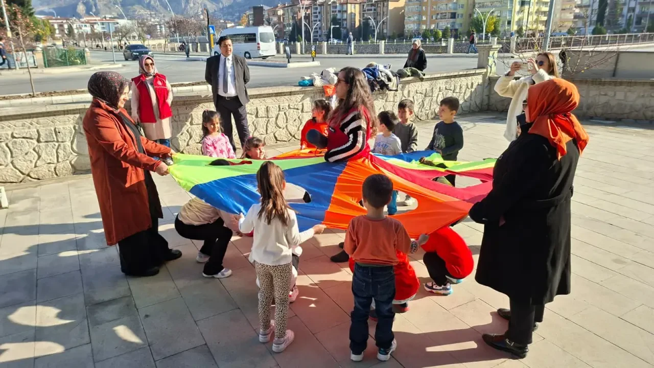 Minik Öğrenciler Renkli Bir Gün Geçirdi 4
