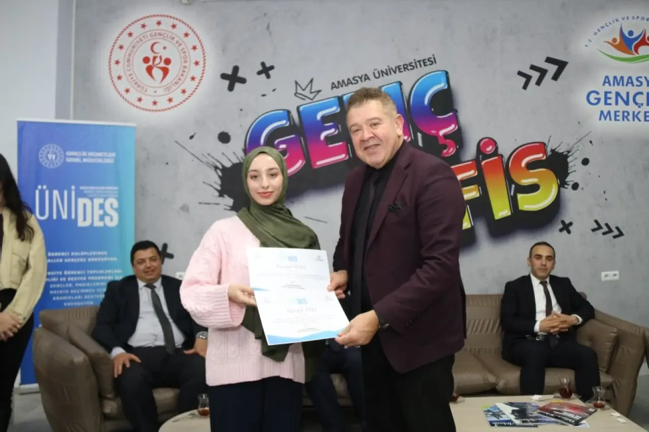 ÜNİDES’te Başarı Taçlandı: Gençlere Sertifika Töreni 7