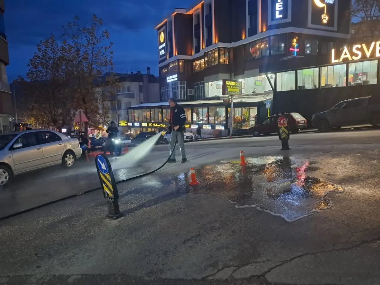 Amasya Belediyesi Gece Boyu Temizlik Çalışmalarını Sürdürüyor 1