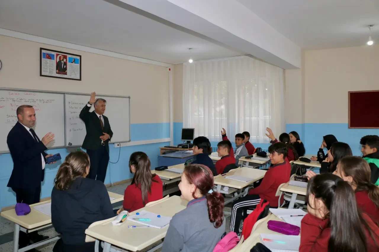 MEBİ İlgi Görüyor: Katipoğlu’ndan Sınıf İçi İnceleme 4