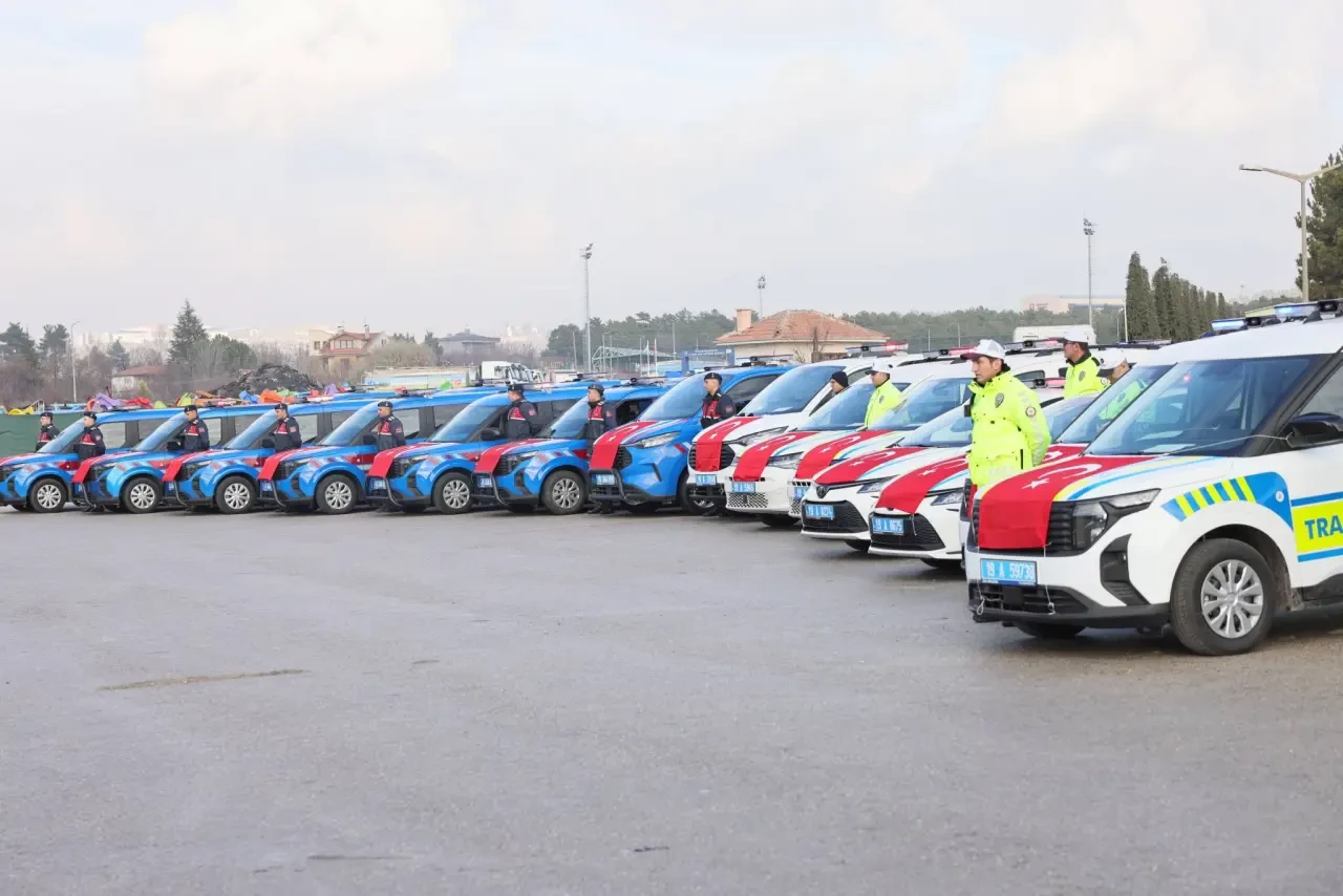 ÇORUM’DA POLİS VE JANDARMAYA 123 YENİ ARAÇ! AY YILDIZLI ARAÇ DİZİLİŞİ TÖRENE DAMGA VURDU 2