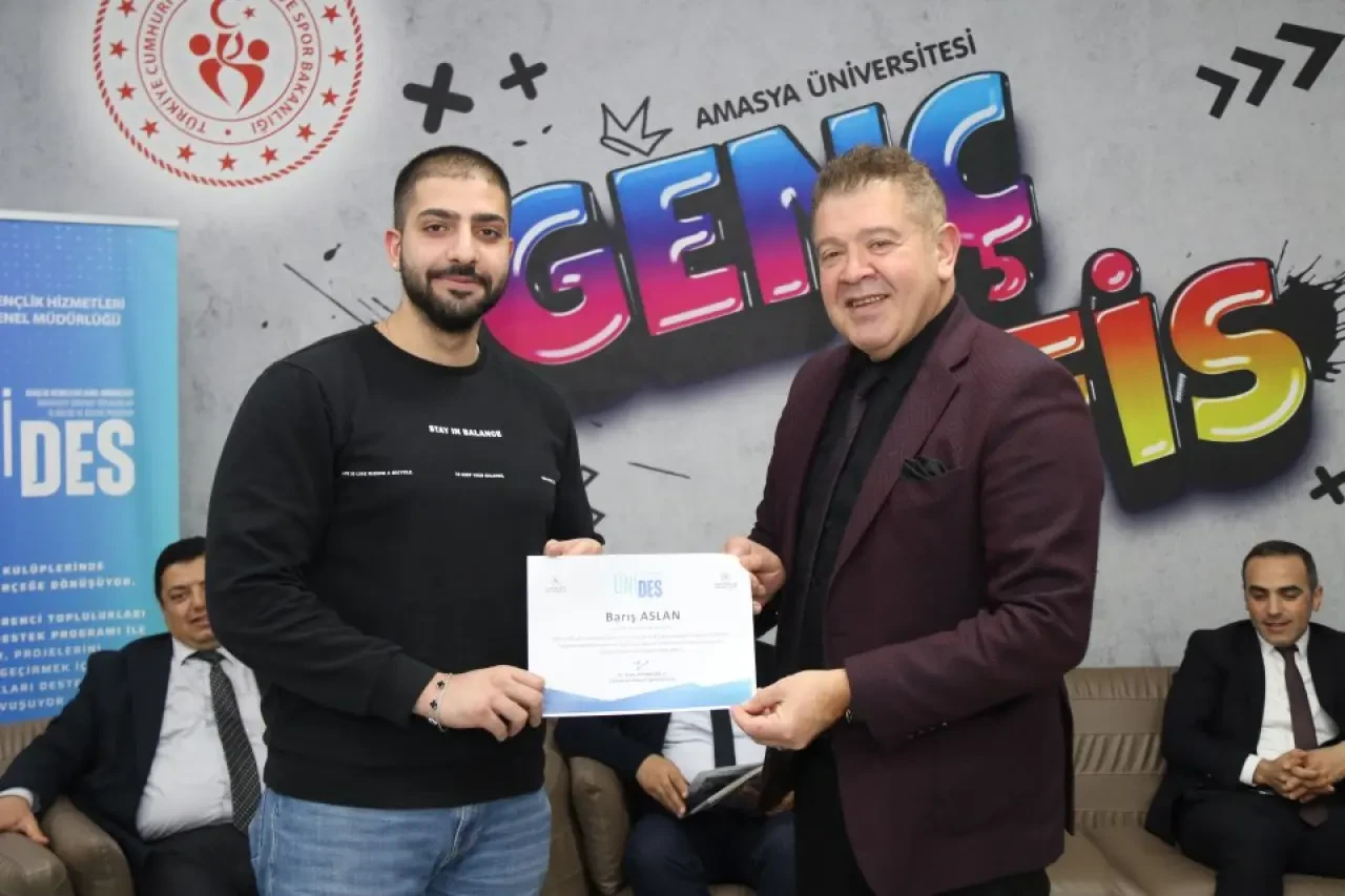 ÜNİDES’te Başarı Taçlandı: Gençlere Sertifika Töreni 8