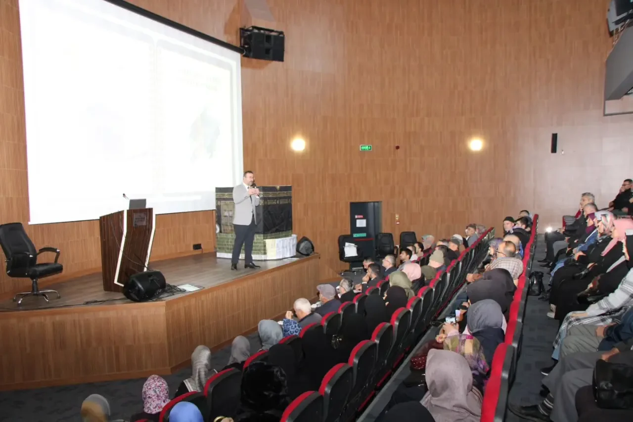 Amasya’da Umre Yolcularına Bilgilendirme Semineri Düzenlendi 2