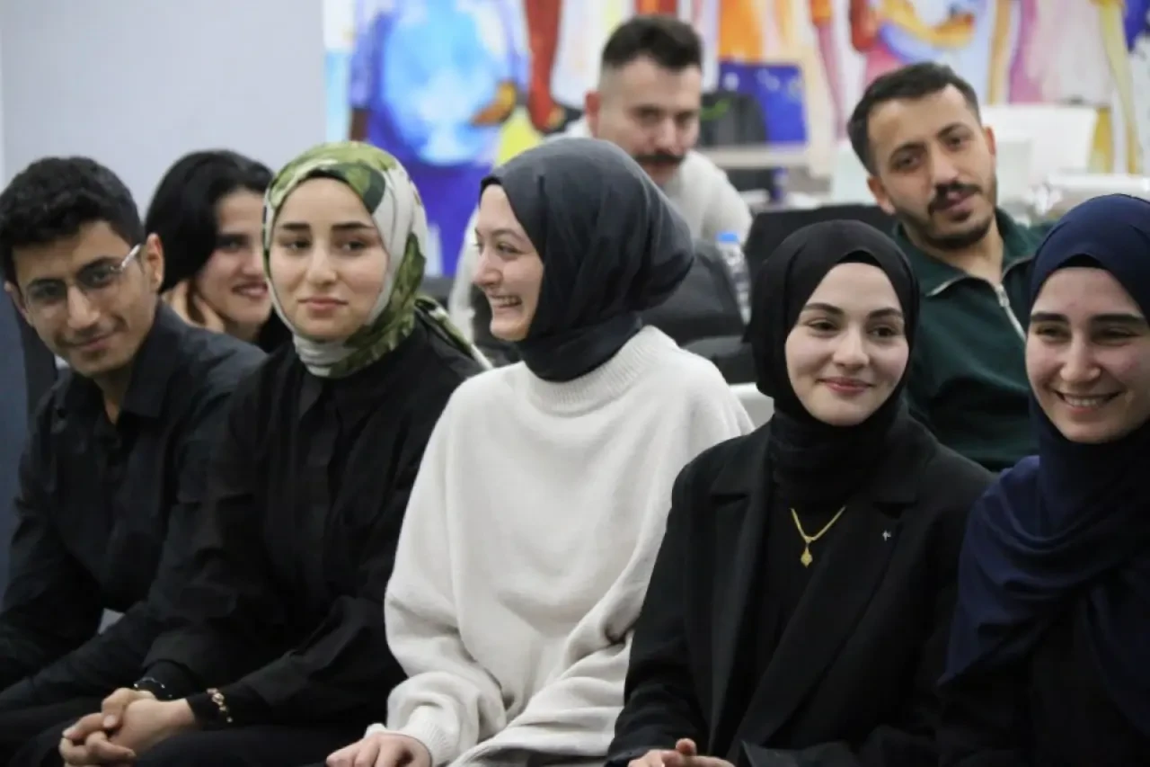 ÜNİDES’te Başarı Taçlandı: Gençlere Sertifika Töreni 6