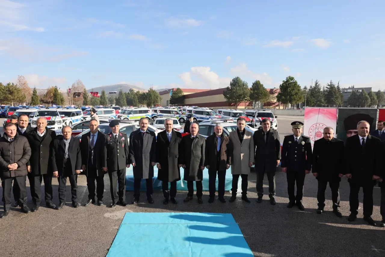 ÇORUM’DA POLİS VE JANDARMAYA 123 YENİ ARAÇ! AY YILDIZLI ARAÇ DİZİLİŞİ TÖRENE DAMGA VURDU 3