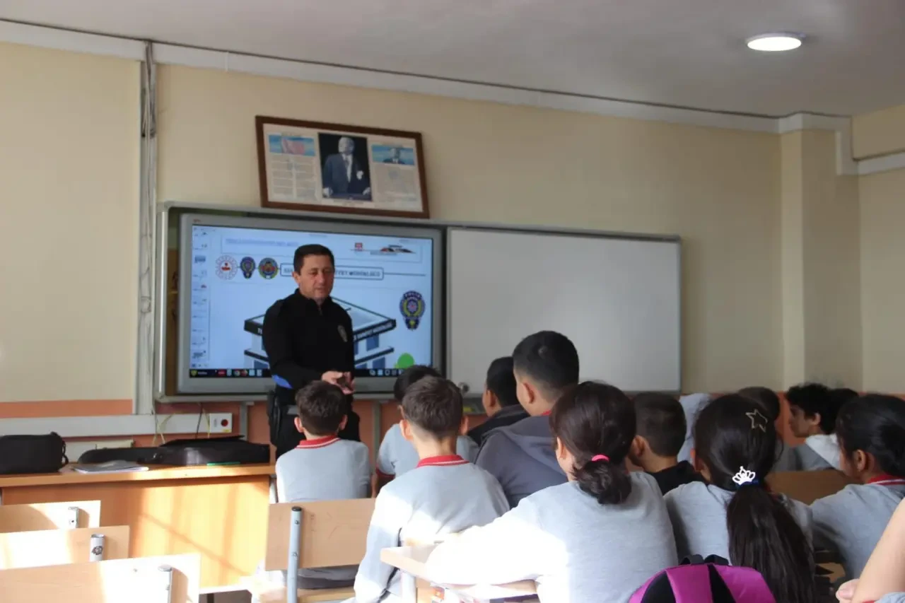 Suluova'da Akran Zorbalığına Polis Eli 1