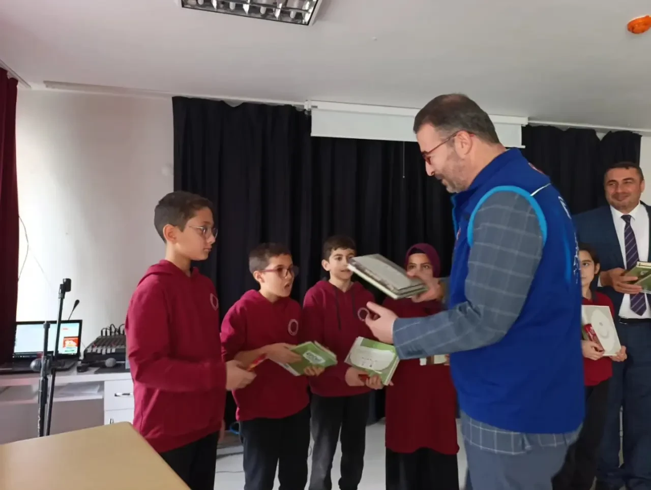 Amasya’da Öğrencilere Kur’an-ı Kerim Hediye Edildi 2