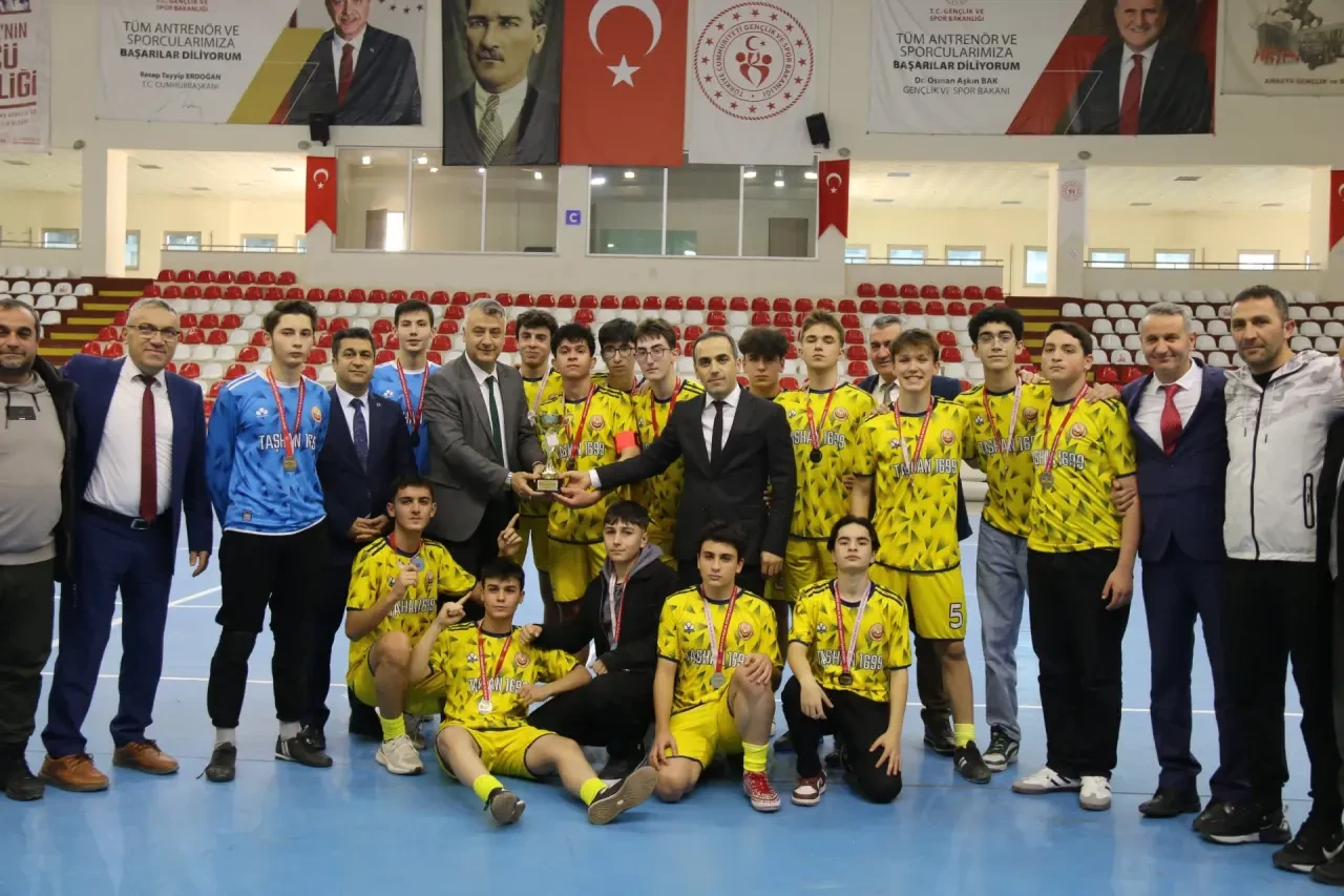 Amasya’da Okul Sporları Futsal İl Birinciliği Tamamlandı 3