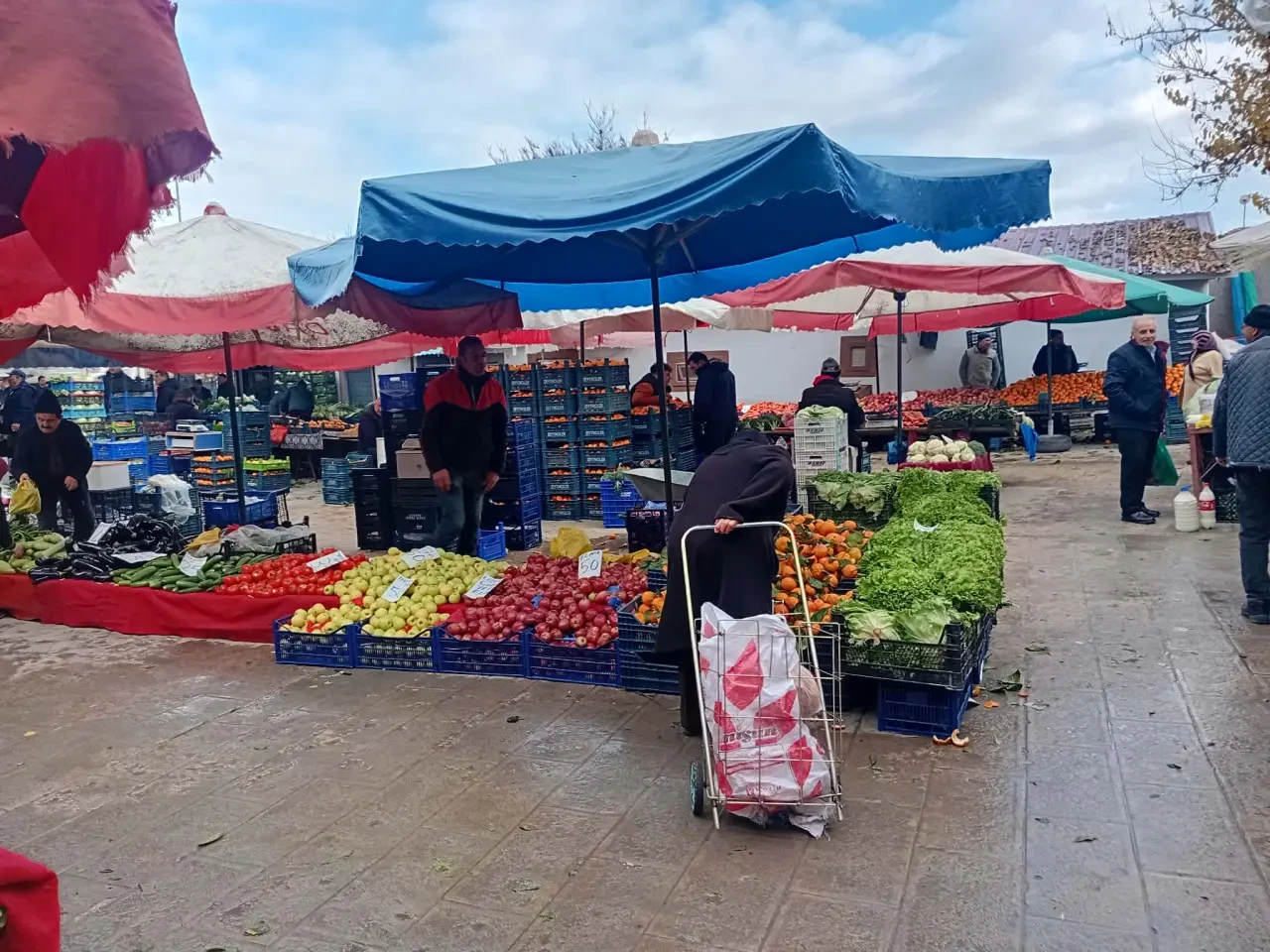 Merzifon Halk Pazarında Yağmurlu Gün, Fiyatlarda Dikkat Çeken Değişim 2