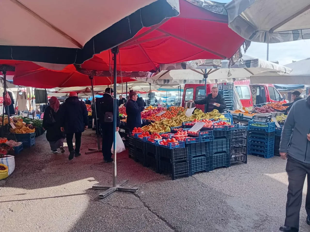 PAZARDA FİYATLAR SABİT KALDI, HAMSİ YİNE 150 TL’DEN TEZGAHTA 4