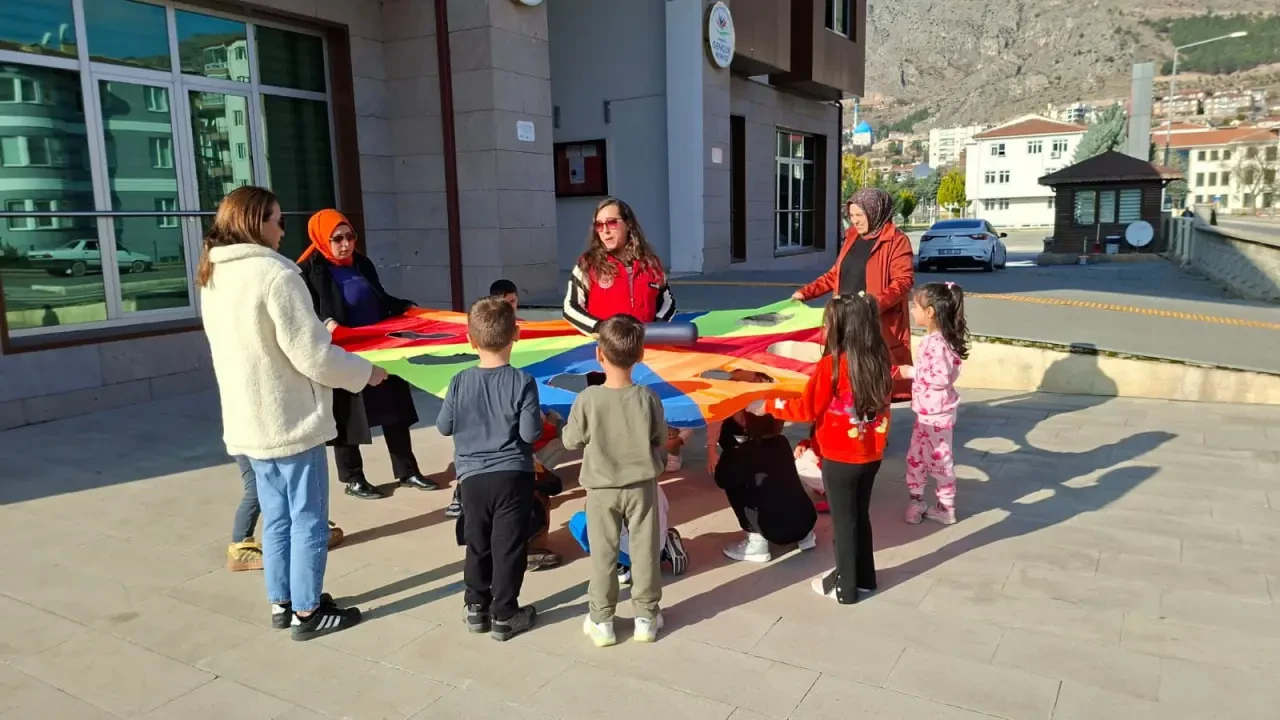 Minik Öğrenciler Renkli Bir Gün Geçirdi 3