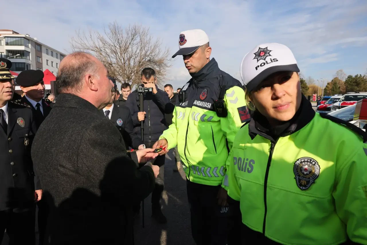 ÇORUM’DA POLİS VE JANDARMAYA 123 YENİ ARAÇ! AY YILDIZLI ARAÇ DİZİLİŞİ TÖRENE DAMGA VURDU 1