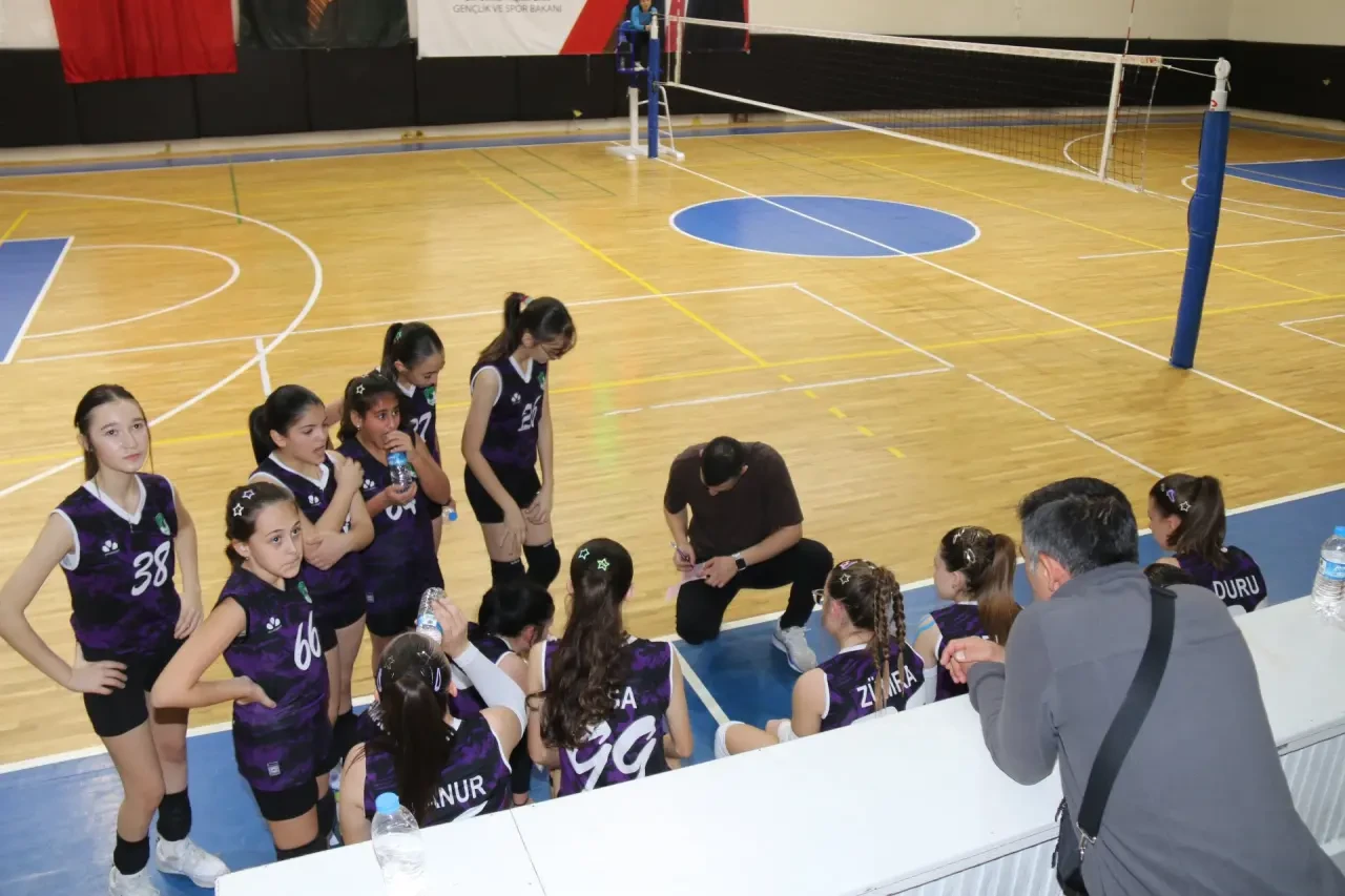 Amasya’da Yıldız Kızlar Voleybol İl Birinciliği 6