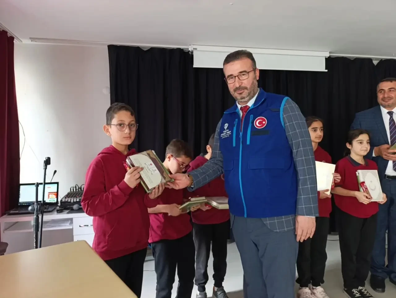 Amasya’da Öğrencilere Kur’an-ı Kerim Hediye Edildi 3