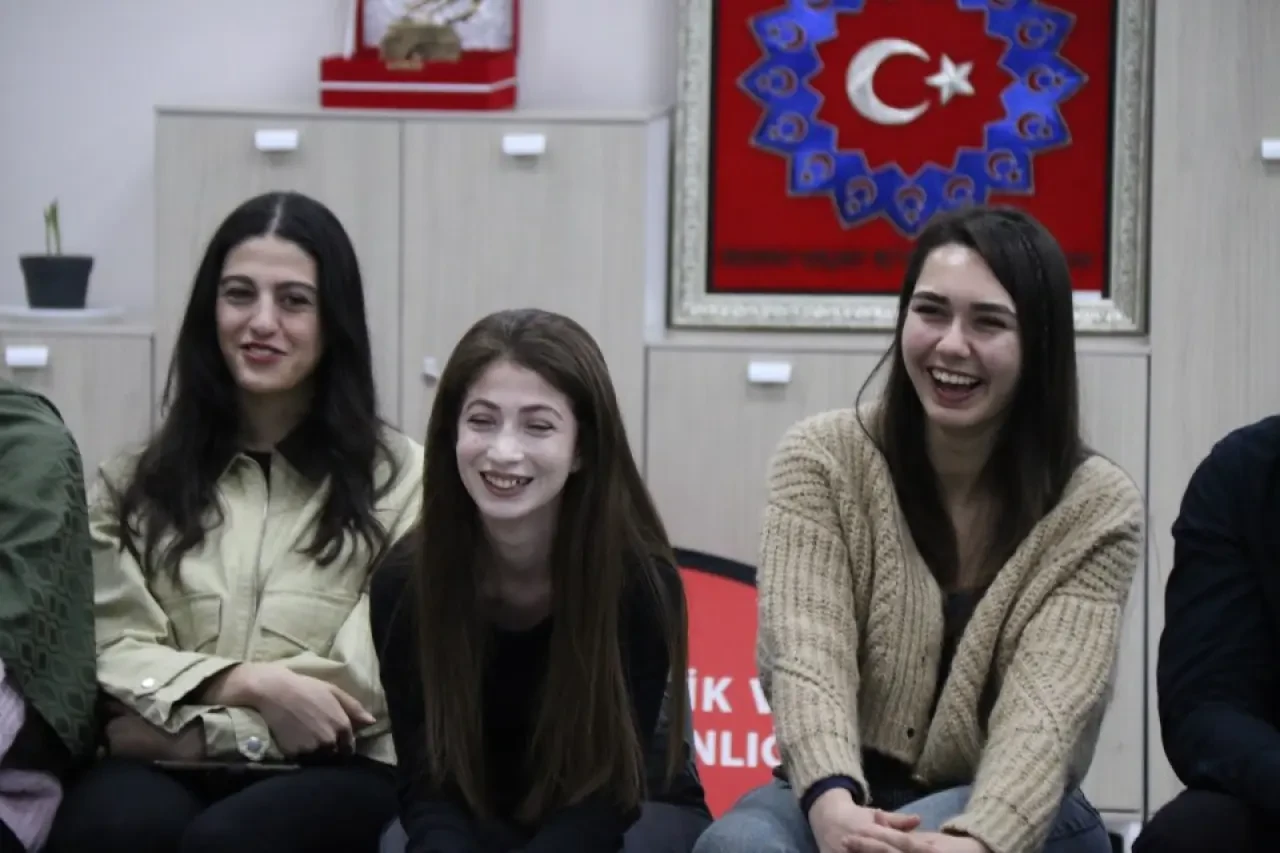 ÜNİDES’te Başarı Taçlandı: Gençlere Sertifika Töreni 5