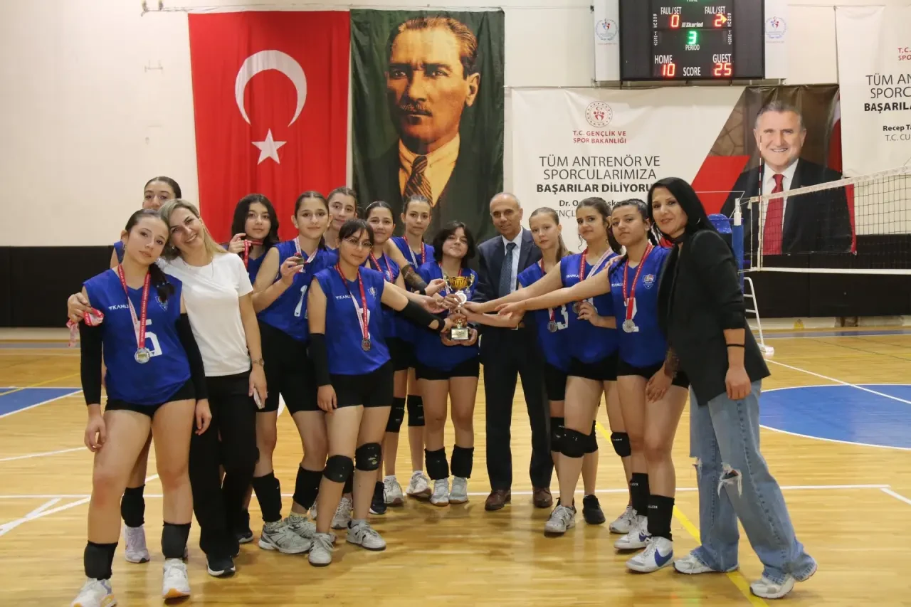 Amasya’da Yıldız Kızlar Voleybol İl Birinciliği 8