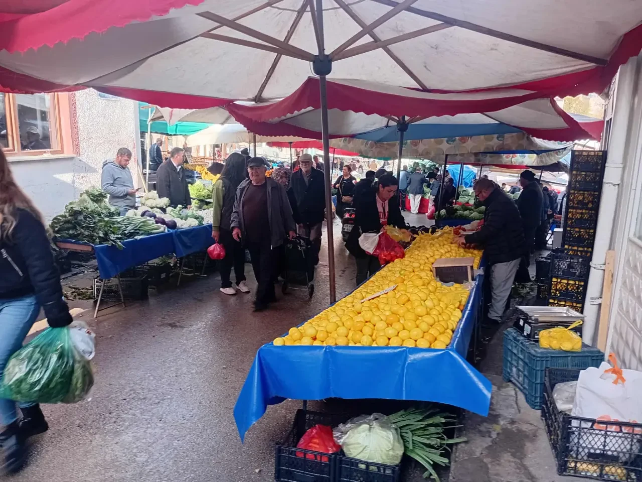 PAZARDA FİYATLAR SABİT KALDI, HAMSİ YİNE 150 TL’DEN TEZGAHTA 2