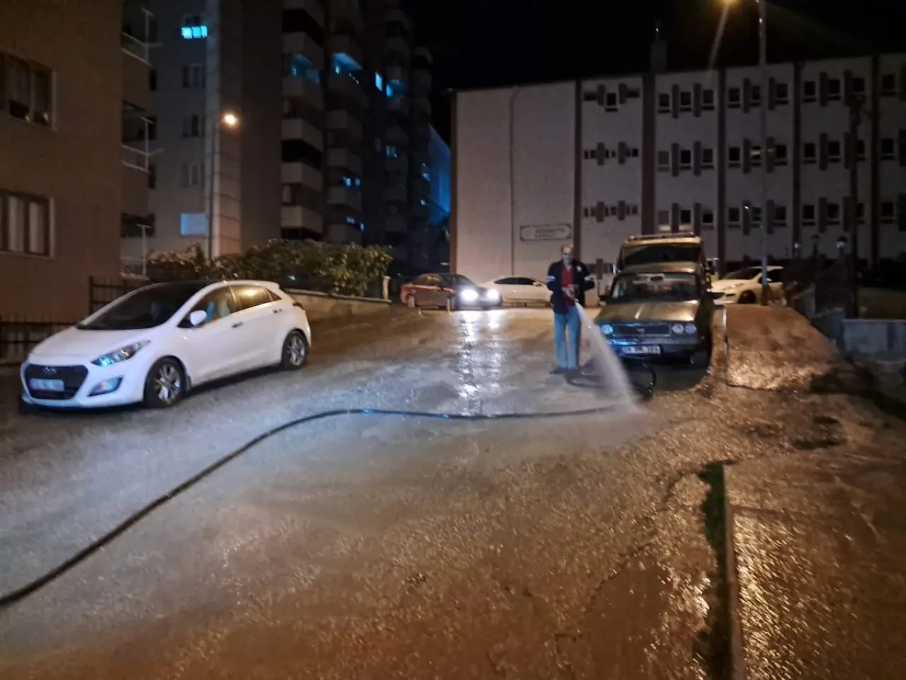 Amasya Belediyesi Gece Boyu Temizlik Çalışmalarını Sürdürüyor 2