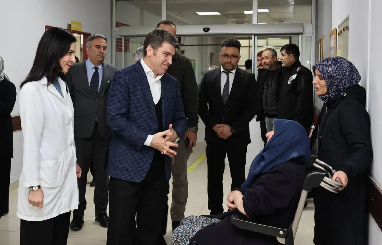 Vali Bakan'dan Merzifon Hastanesinde Sağlık Mesaisi 4