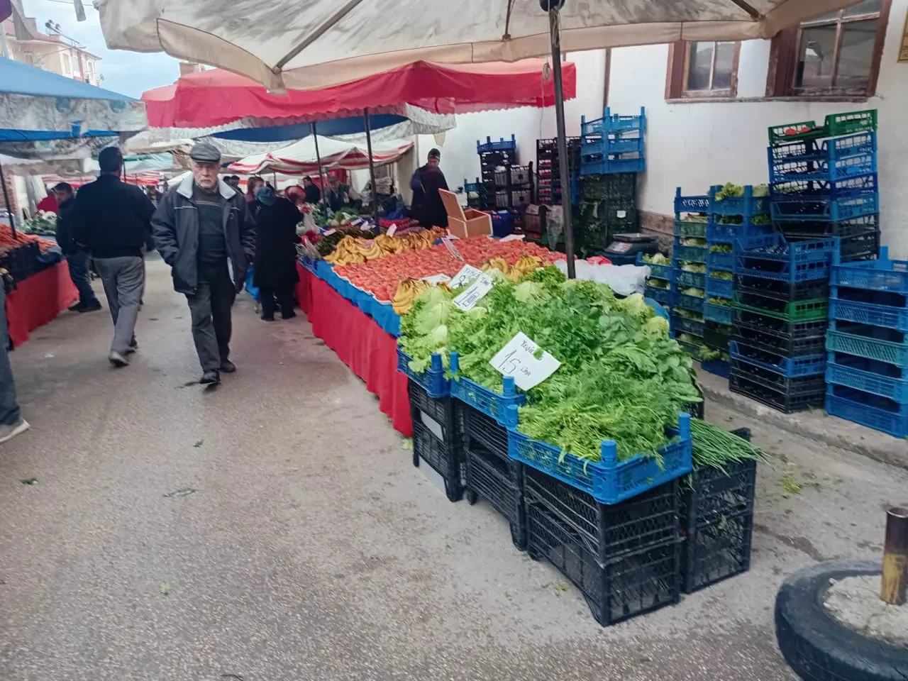 Merzifon Halk Pazarında Yağmurlu Gün, Fiyatlarda Dikkat Çeken Değişim 1