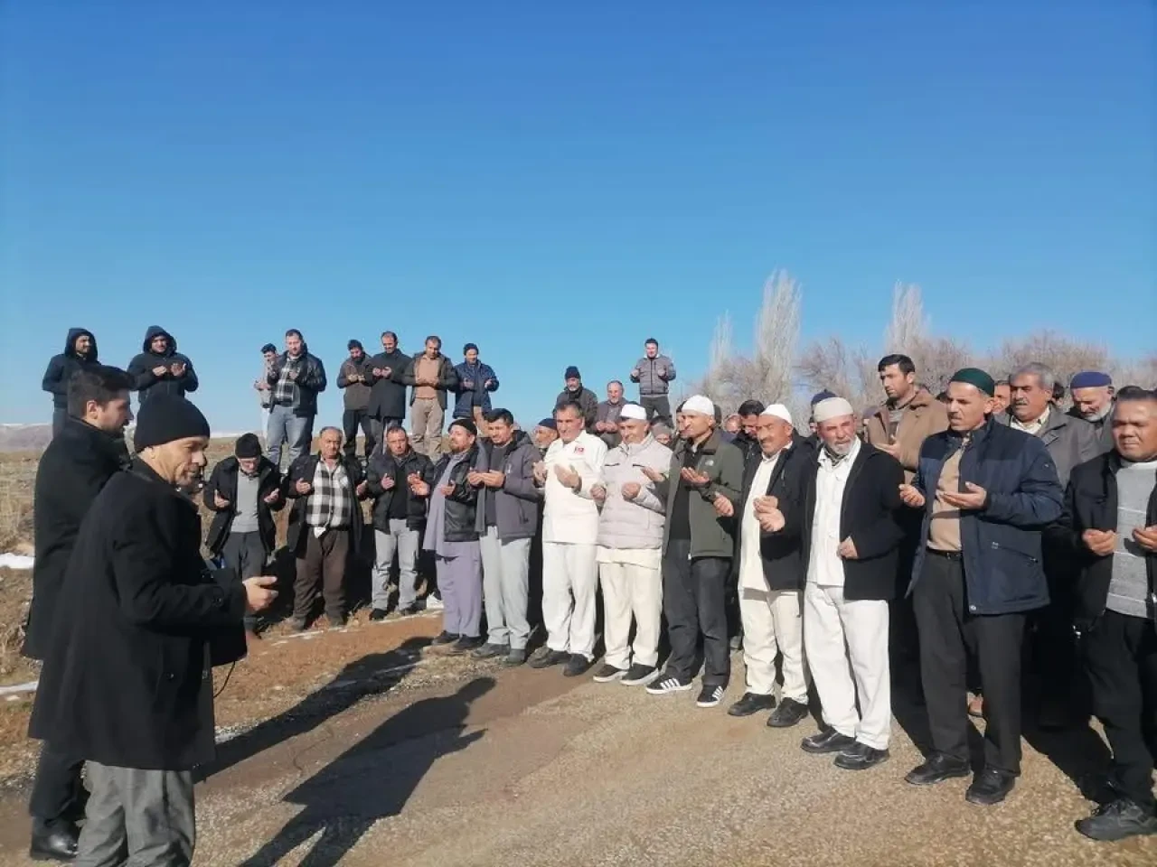 KÖYLÜLER TOPLU HALDE UMREYE GİTTİ 1