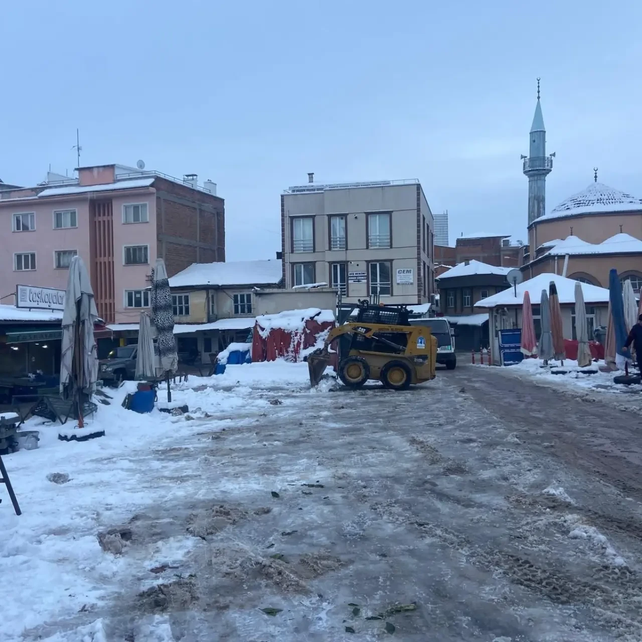 Pazar Yerleri ve Okul Önlerinde Kaygan Zemine Geçit Yok 3