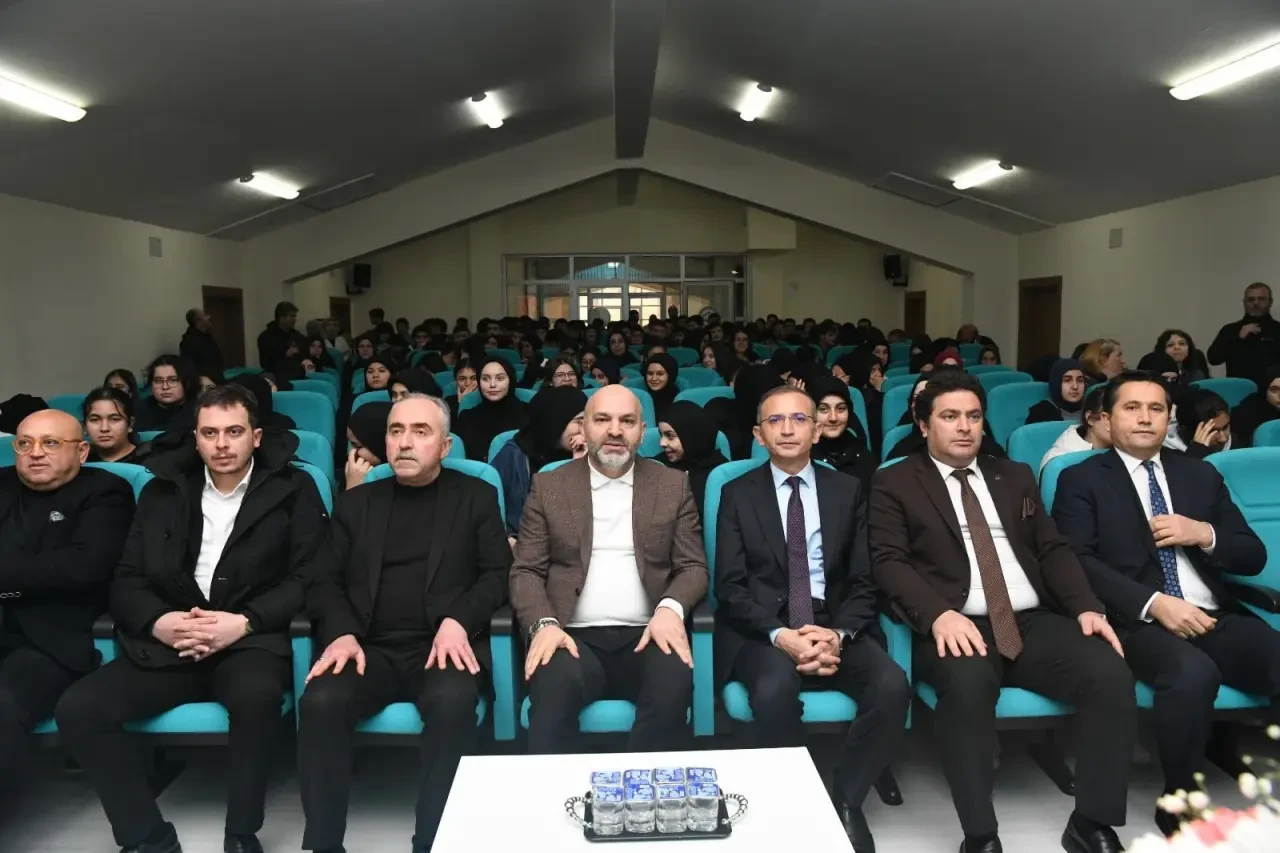 Davulcu, Çorum’da Öğrencilerle Dijital Çağı Konuştu 2