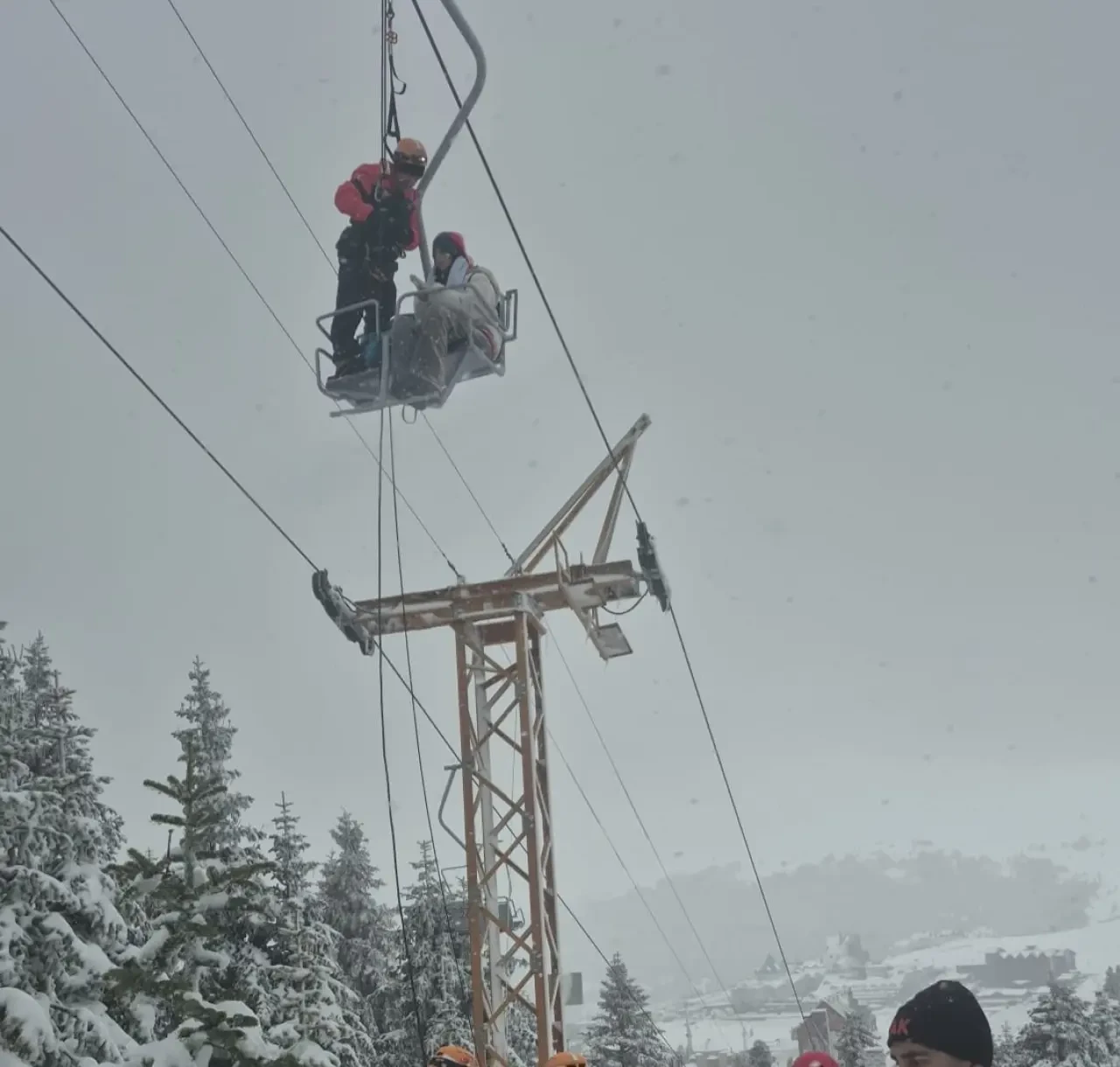 Yüksekte Mahsur Kalan 51 Kişi Kurtarıldı 1