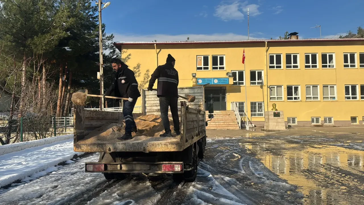 Amasya’da Okul Bahçelerinde Karla Mücadele 1
