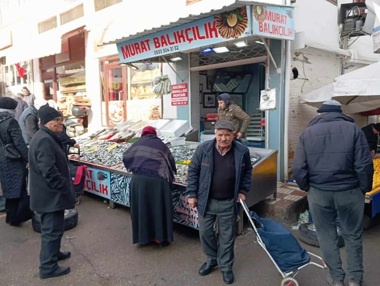 Merzifon’da Soğuk Hava Pazarı Vurdu: Tezgahlar Seyrek, Hamsi Fiyatı Yükseldi 5