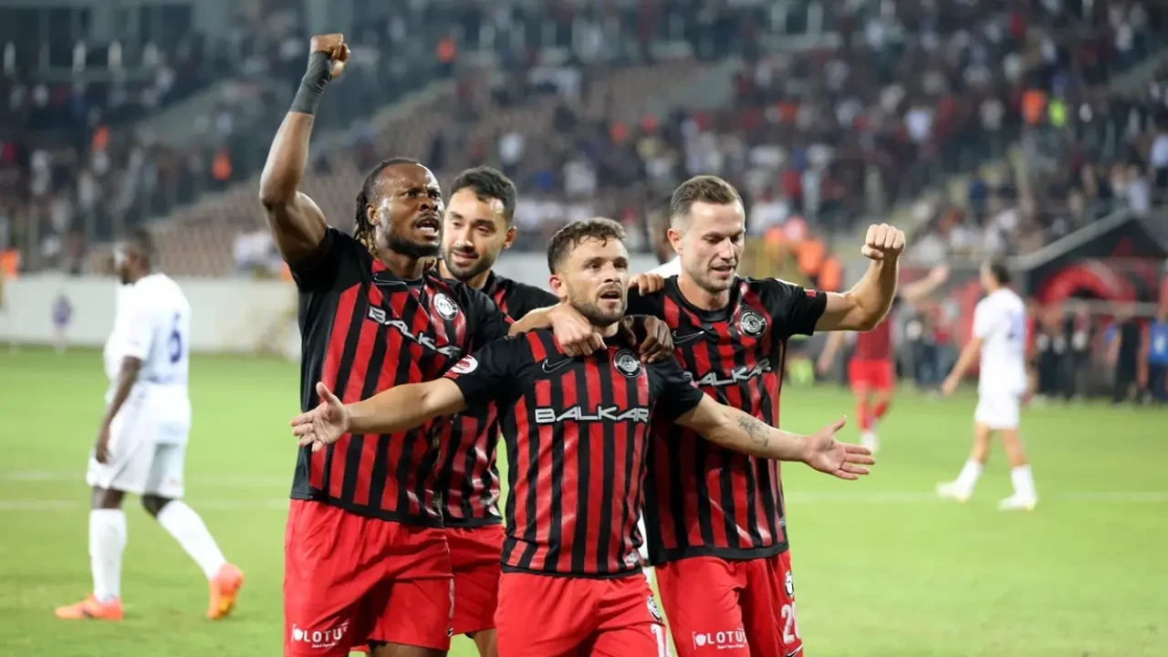 Çorum FK, Sarıyer'i 90+8'de penaltıyla geçti! 2