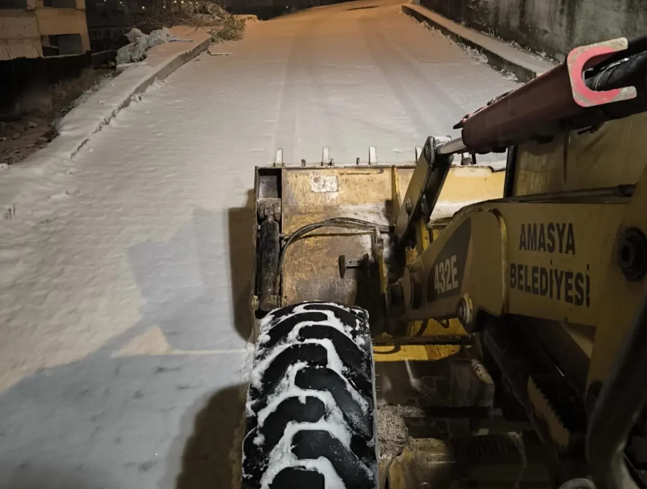 Amasya Belediyesi’nden Gece Boyu Kar Mesaisi 3