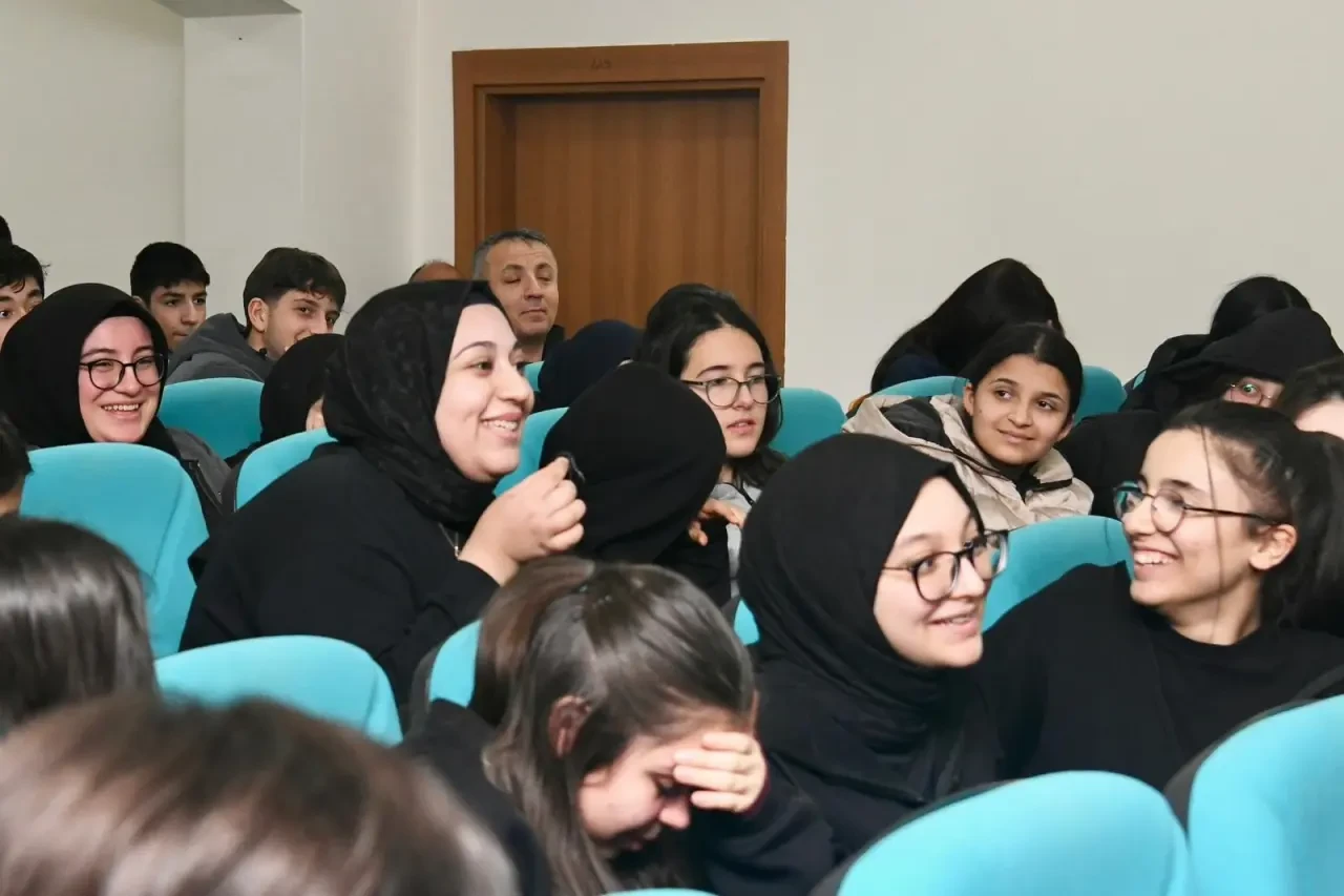 Davulcu, Çorum’da Öğrencilerle Dijital Çağı Konuştu 3