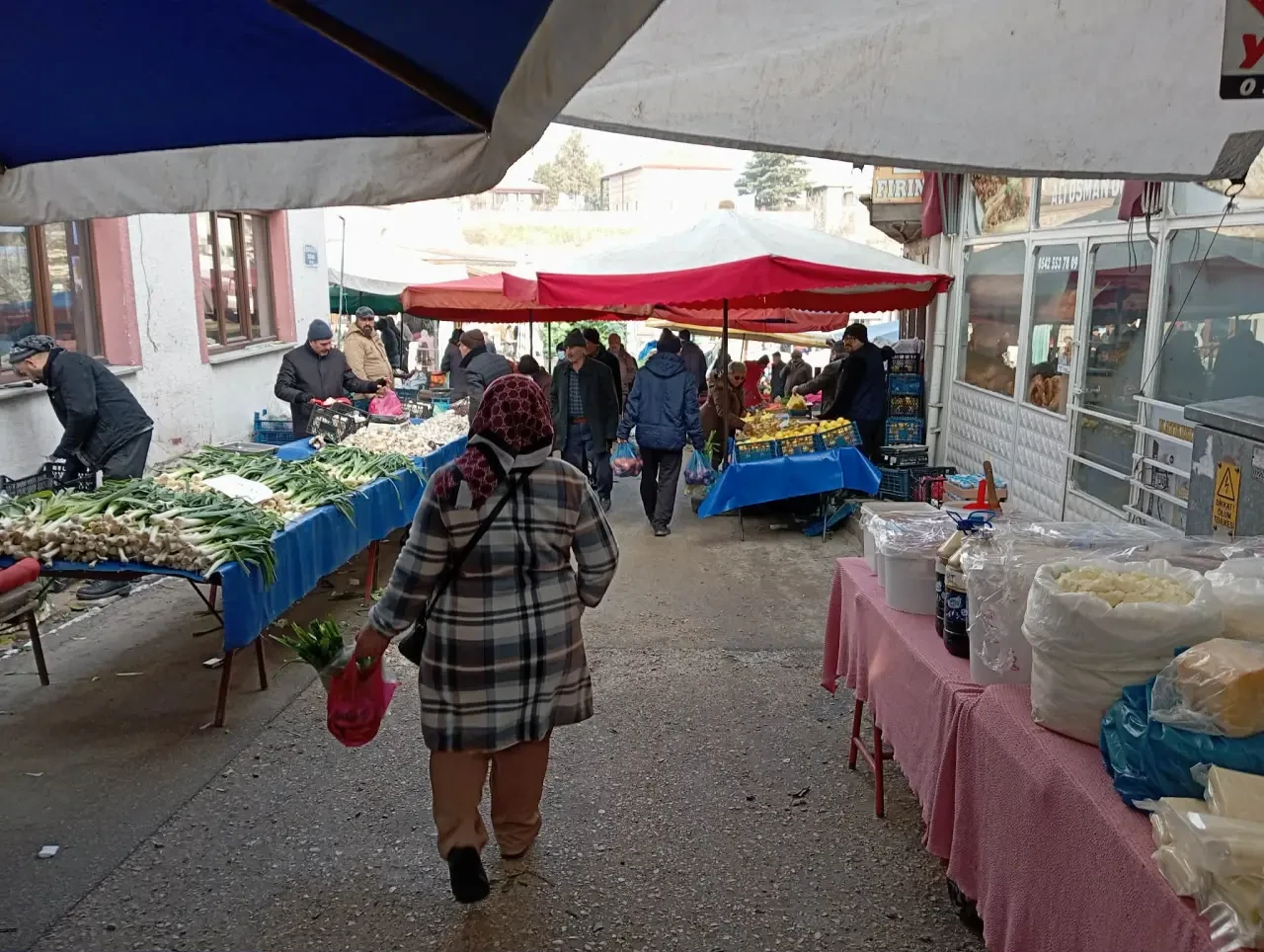 Merzifon’da Soğuk Hava Pazarı Vurdu: Tezgahlar Seyrek, Hamsi Fiyatı Yükseldi 1