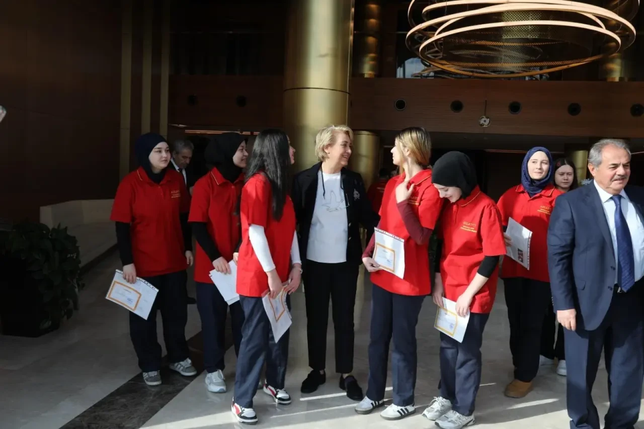 Ahlatcı Mesleki Eğitim Merkezi’nde Karne Coşkusu 3