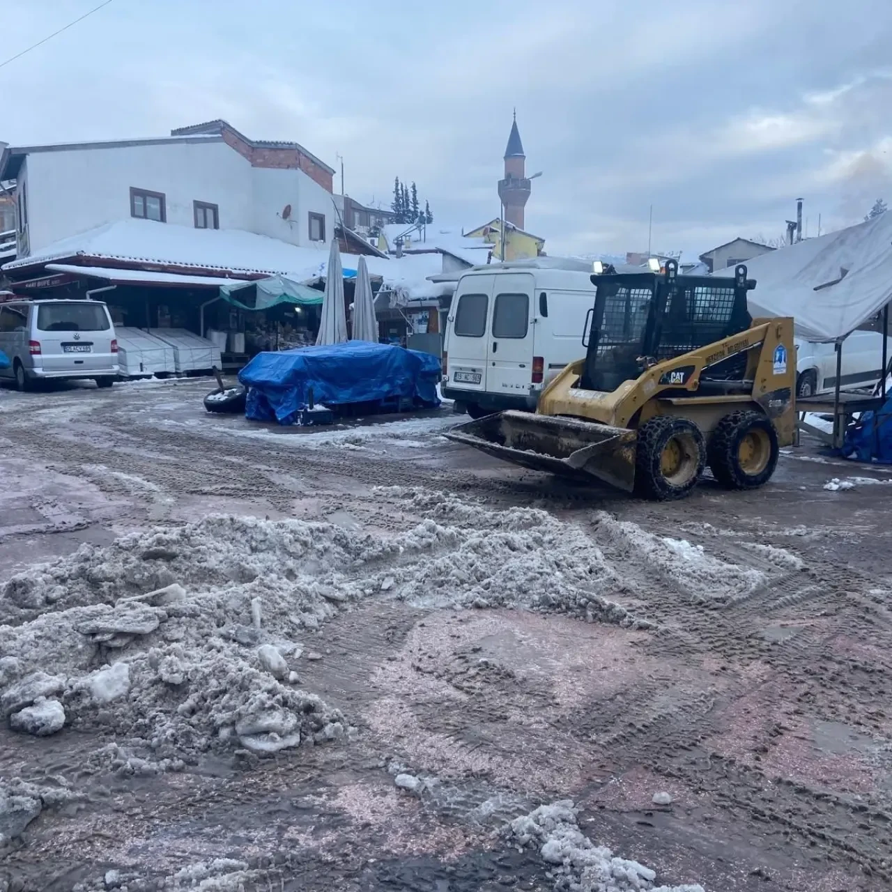 Pazar Yerleri ve Okul Önlerinde Kaygan Zemine Geçit Yok 4