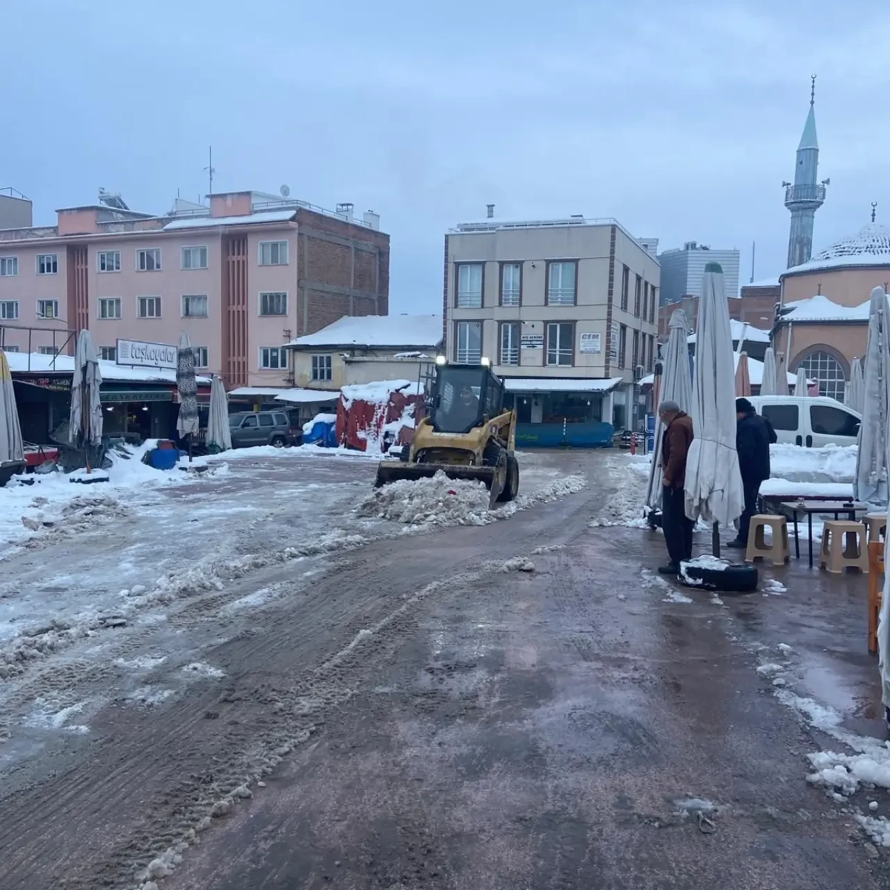 Pazar Yerleri ve Okul Önlerinde Kaygan Zemine Geçit Yok 1