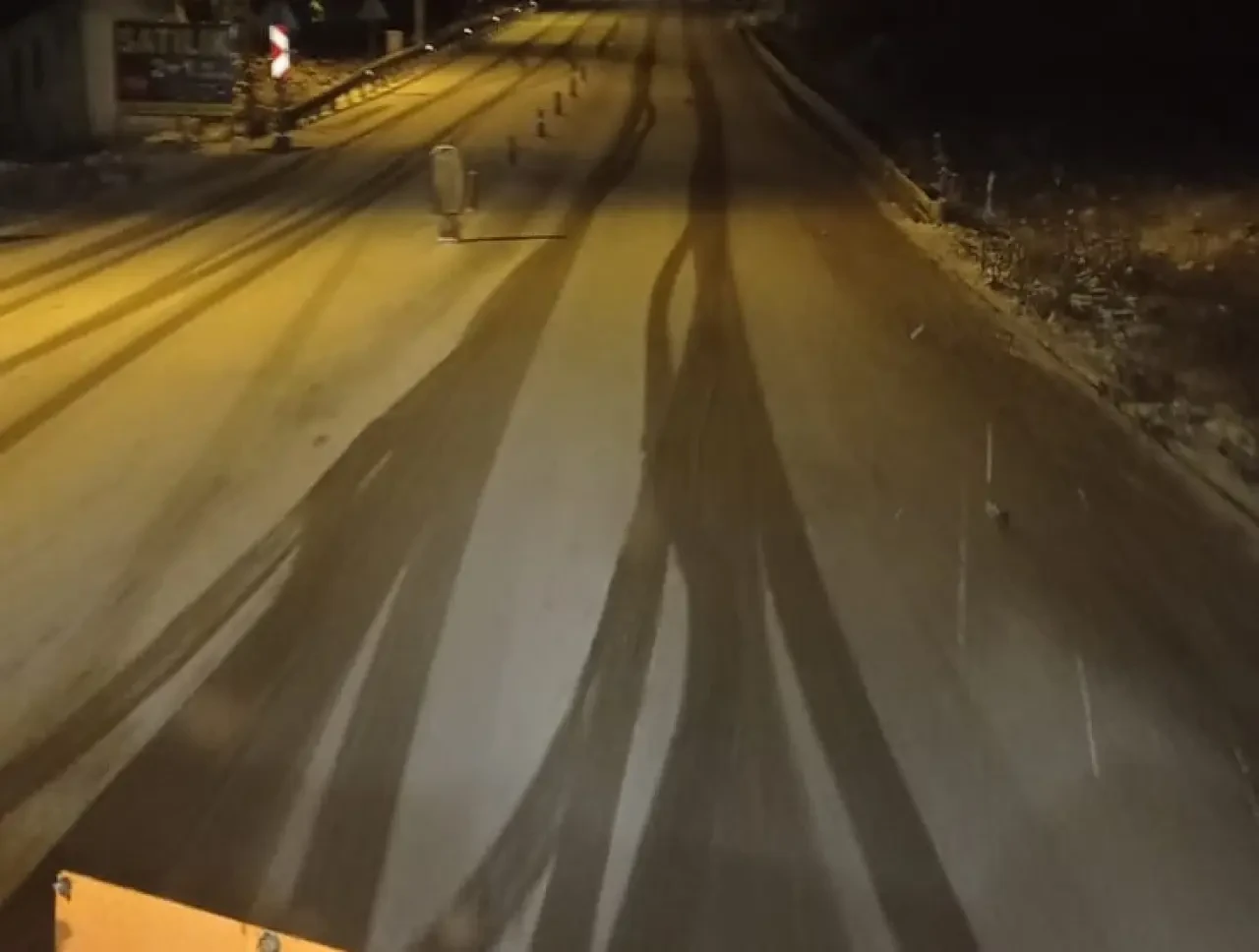 Amasya Belediyesi’nden Gece Boyu Kar Mesaisi 4